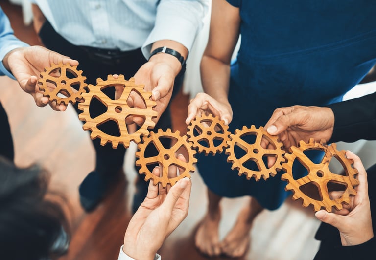 Ineinandergreifende Zahnräder als Symbol für das Zusammenwirken einzelner Elemente der IP-Strategie
