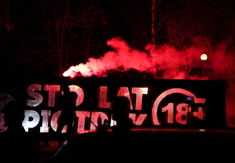 fajerwerki z napisem 18 lat prezent na osiemnastke