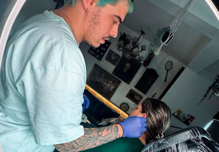 Rodolfo a fazer um piercing no estúdio de tatuagens e body piercing