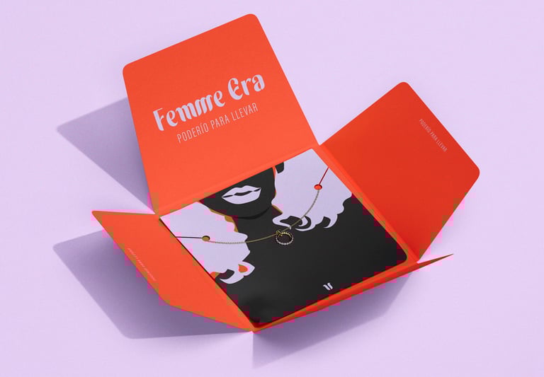 Diseño del empaque para collares de Femme Era, enfatizando la presentación cuidada y alineada con la identidad de la marca.
