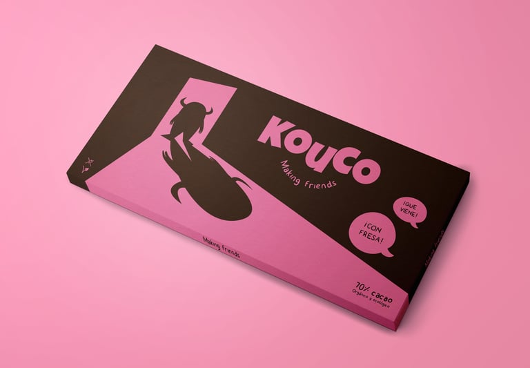 Empaque colorido de las chocolatinas Kouco, mostrando ilustraciones del personaje