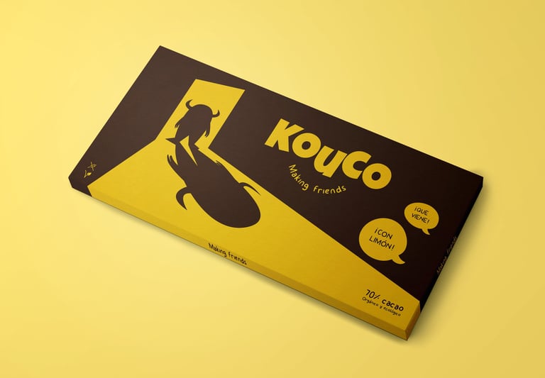 Empaque colorido de las chocolatinas Kouco, mostrando ilustraciones del personaje