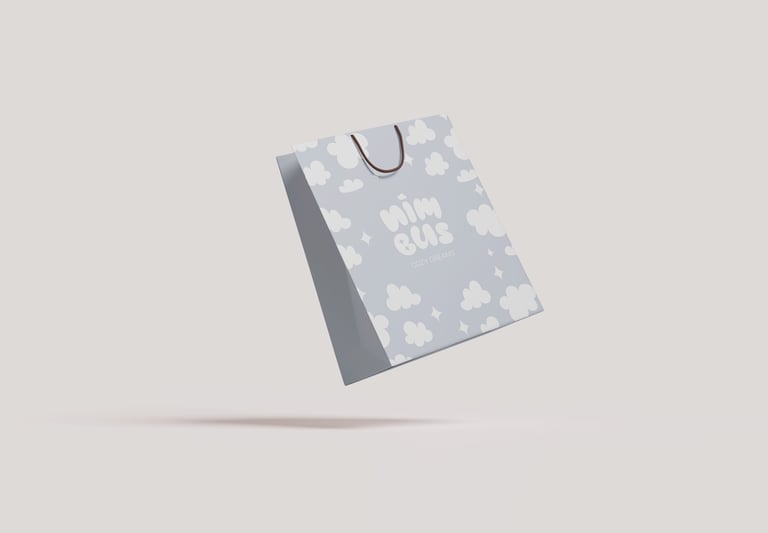 Diseño de bolsa para Nimbus Cozy Dreams, mostrando una bolsa en tono azul pastel con el logotipo y el patrón gráfico de nubes