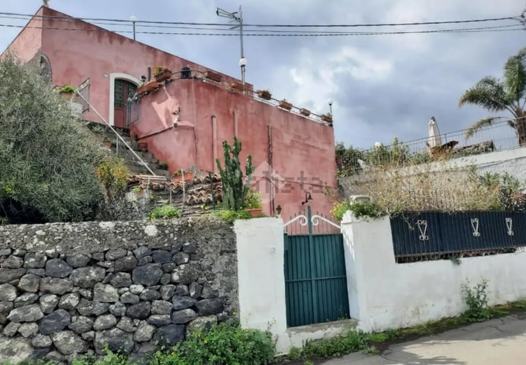 ITAHOME HUIS Traditional pink stucco Mediterranean villa 