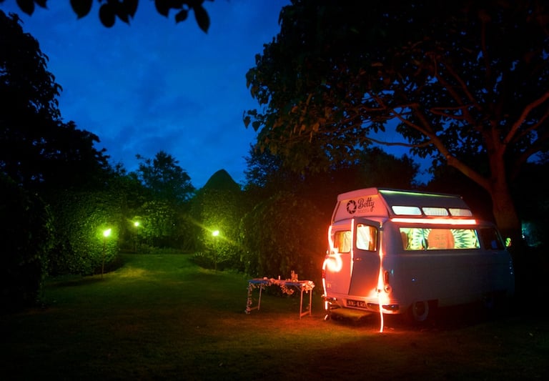 van rétro utilisé comme borne photo pour mariage ou fête