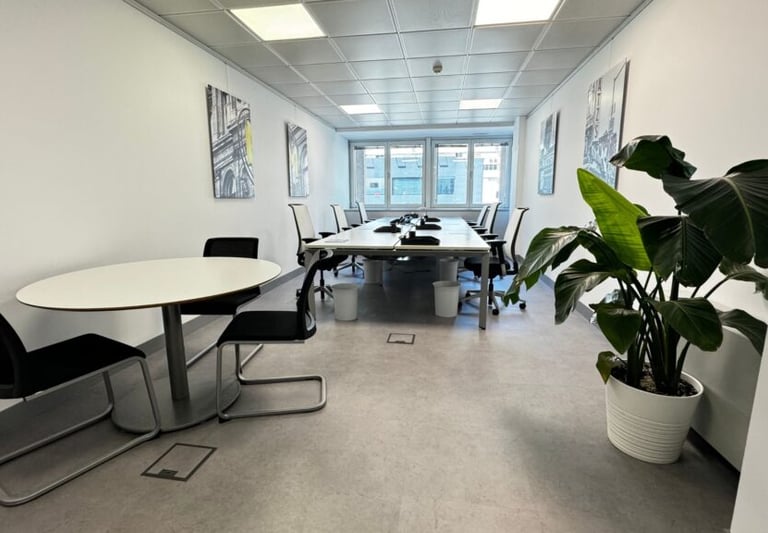 Acabado de pintura de interiores en oficinas modernas en el centro de Bilbao.