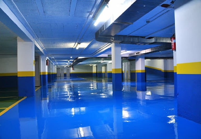 Suelo de garaje comunitario pintado con resina epoxi de alta resistencia en Bizkaia.