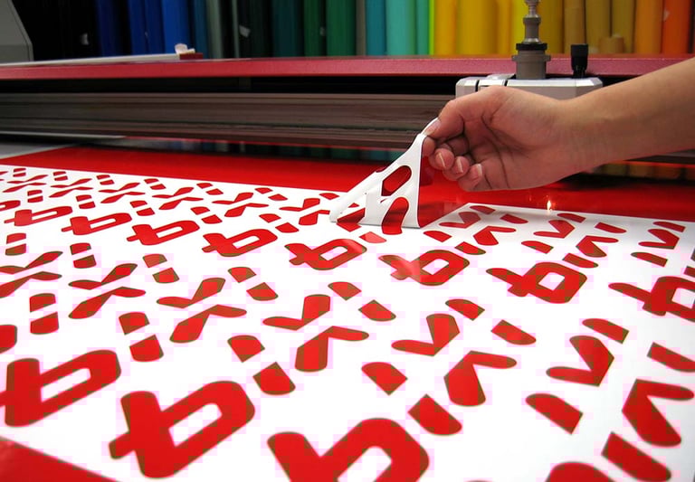 Découpe de vinyle noir sur traceur – création de lettrage et stickers personnalisés chez 3DPM France