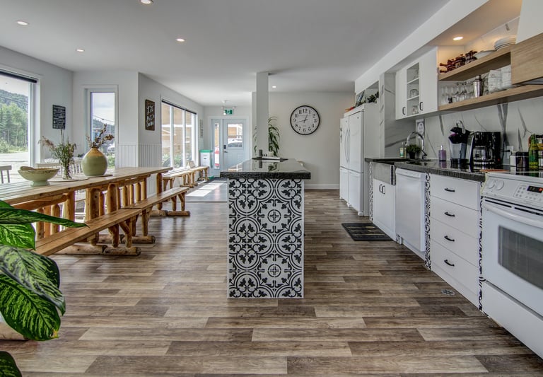 Cuisine spacieuse et entièrement équipée à l'Auberge du Yéti, idéale pour cuisiner en famille ou entre amis.