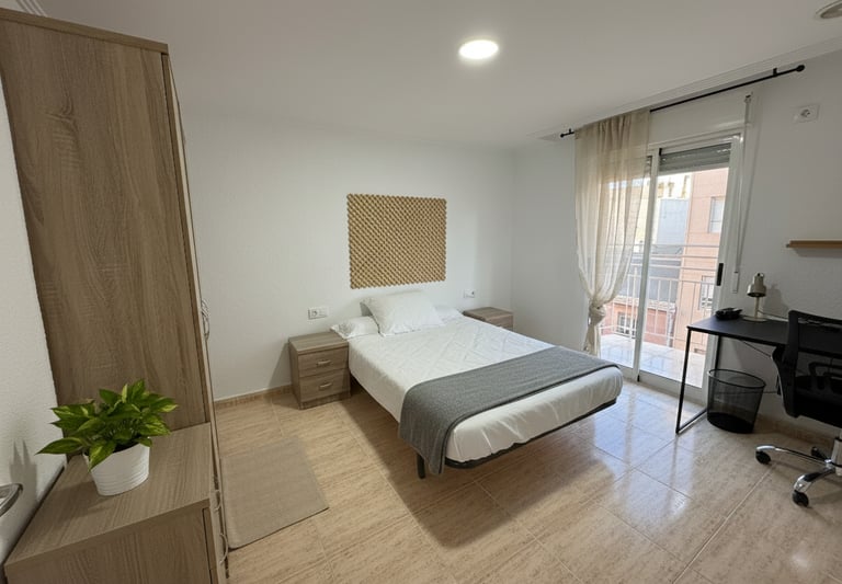 Habitación de matrimonio moderna con escritorio