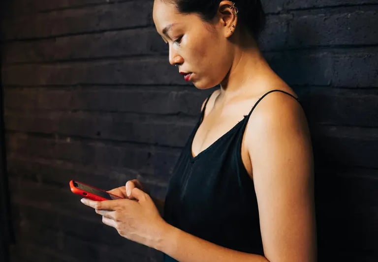 Vietnamienne avec son smartphone