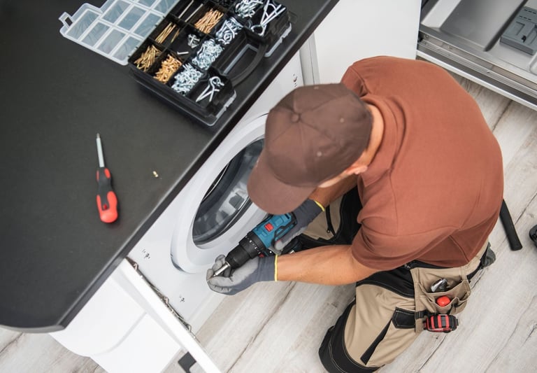 Servicemonteur repariert Waschmaschine