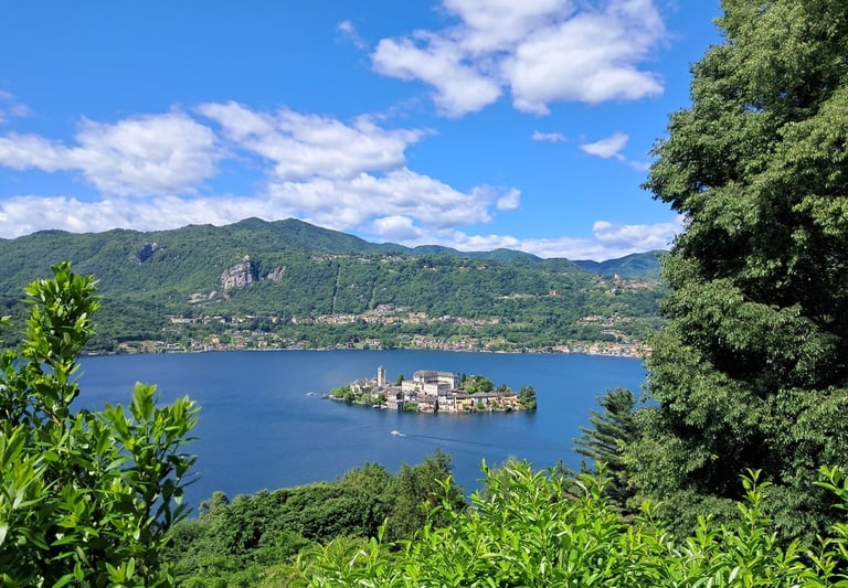 Vista dell'isola di San Giulio sul Lago d'Orta dal Sacro Monte di Orta
