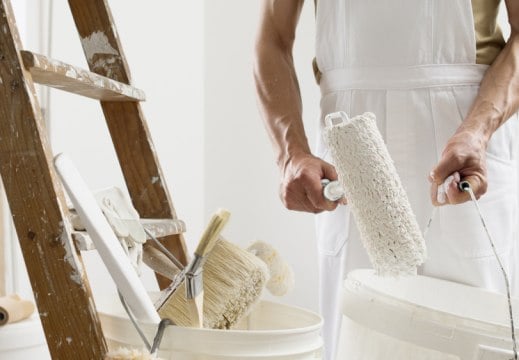  Un homme en salopette blanche et tablier blanc