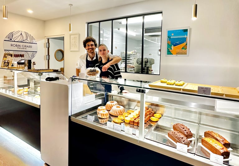 la boutique de robin girard pâtisserie à valognes avec l'équipe et la vitrine