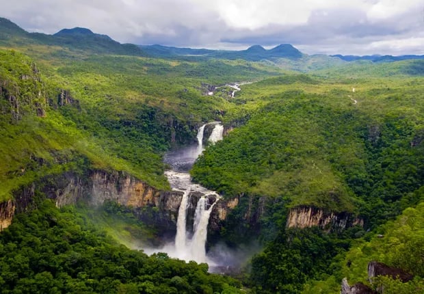 Vista panorâmica das imponentes cachoeiras na Chapada dos Veadeiros