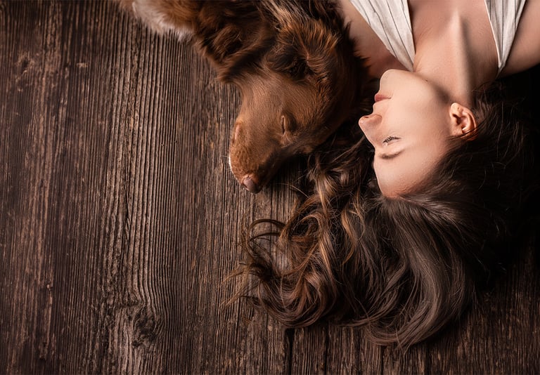 Frau und Hund in ruhigem Fine Art Fotoshooting mit natürlicher Verbindung Dog photography awards