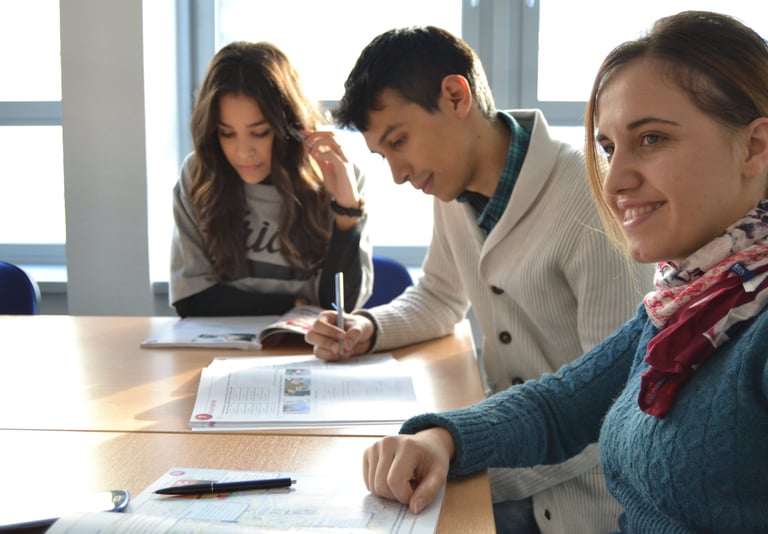 Estudiantes en sesión de clase