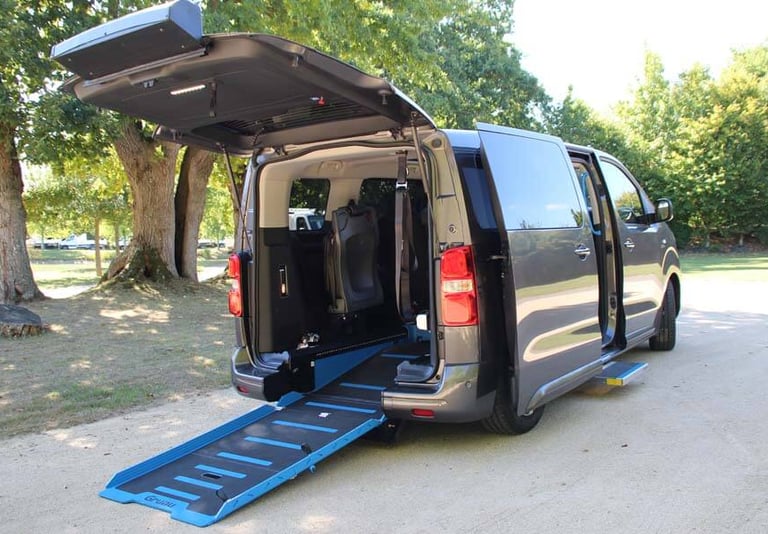 Rampe sur un van pour personnes à mobilité réduite