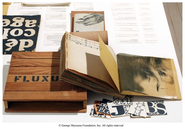 Fluxus incorporaram o livro de artista em suas performances, promovendo o uso de múltiplos formatos,