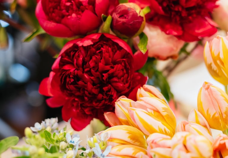 a bunch of flowers in a vase on a table at Kinntor