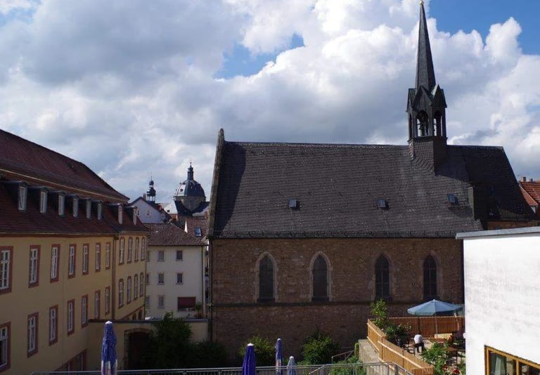 eine Kirche mit Kirchturm und Kirchturm