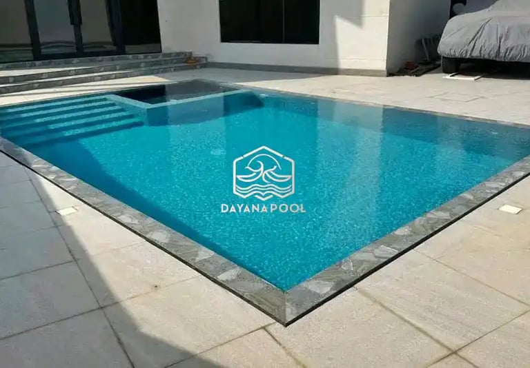 Kolam renang di villa dengan pemandangan pegunungan 
