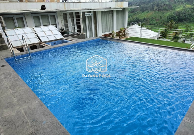 Kolam renang di villa dengan pemandangan pegunungan