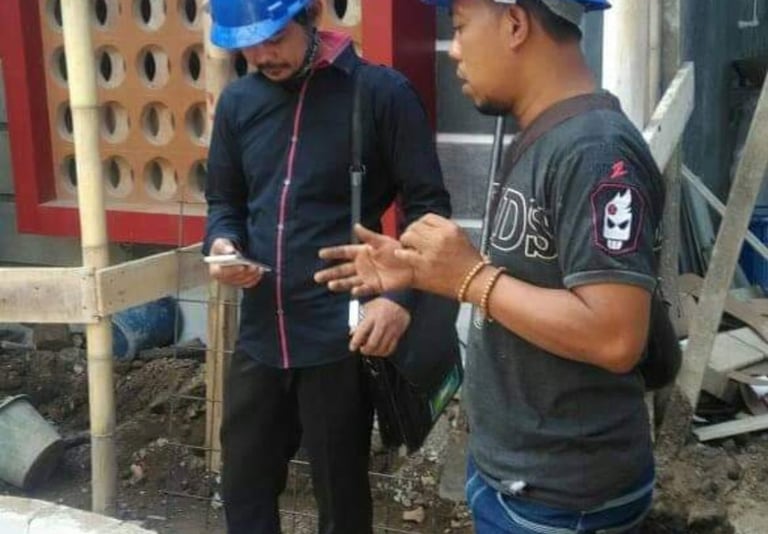 kontraktor melakukan survei lokasi untuk pembangunan kolam renang