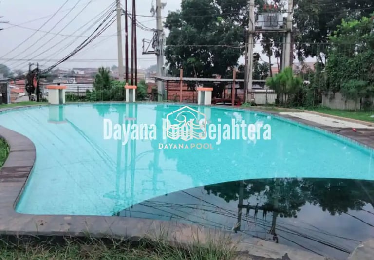 Kolam renang di villa dengan pemandangan pegunungan
