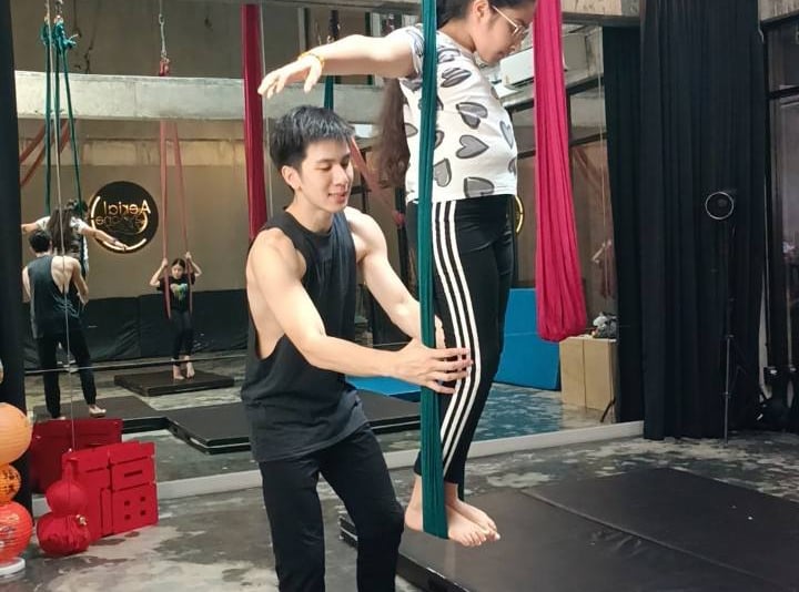 Aerial for kit, Instructor guide the body alignment