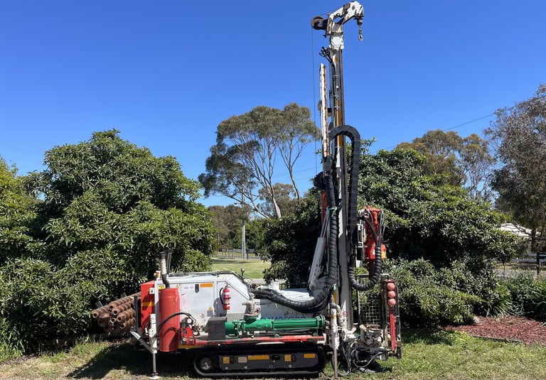 callaway drilling white and red comacchio 305 drill rig