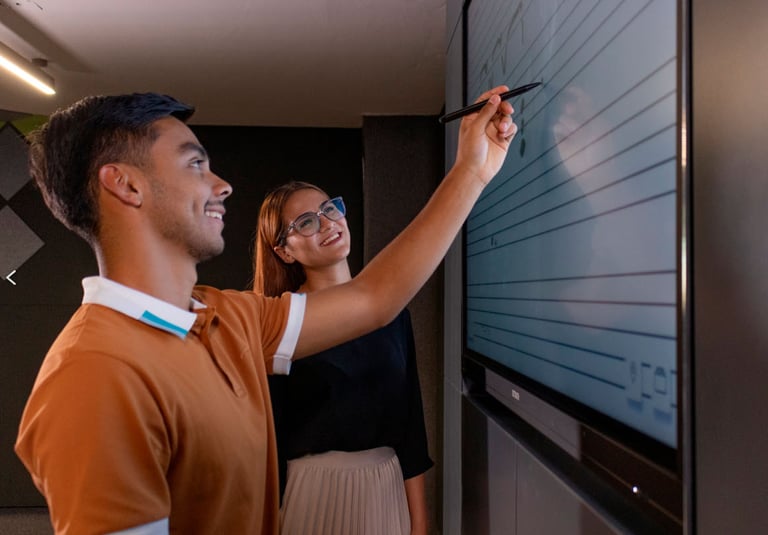 joven en clase de música usando una pantalla interactiva i3Connect