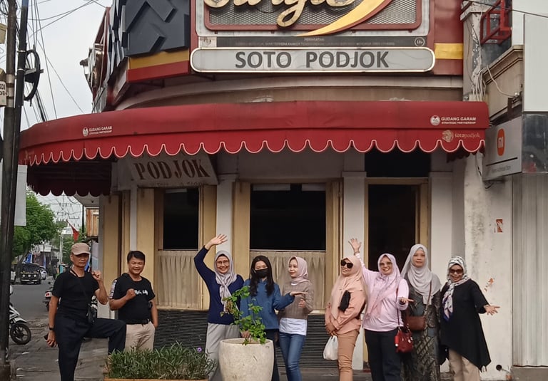 Rombongan wisata di Soto pojok Kediri.