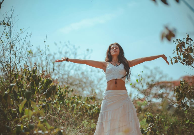 une femme en robe blanche debout dans un champ pour la Vision holistique de la Pleine Santé