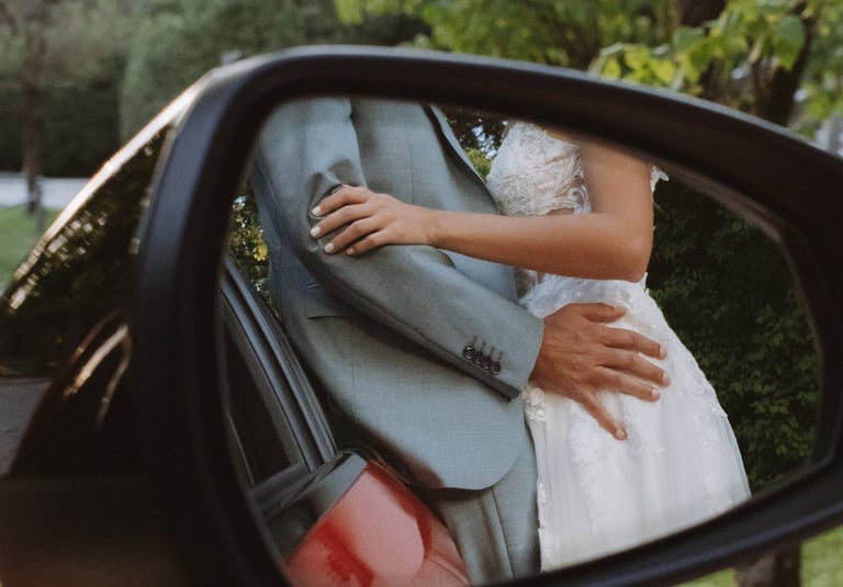 Filmischer Moment des Brautpaares im Spiegel. Ein Detail, das eure Hochzeitsreportage bereichert.
