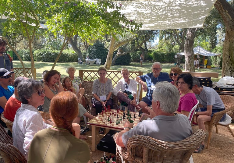 Un grupo de personas diversas aprendiemdo Quaternity junto a un tablero  de Quaternity