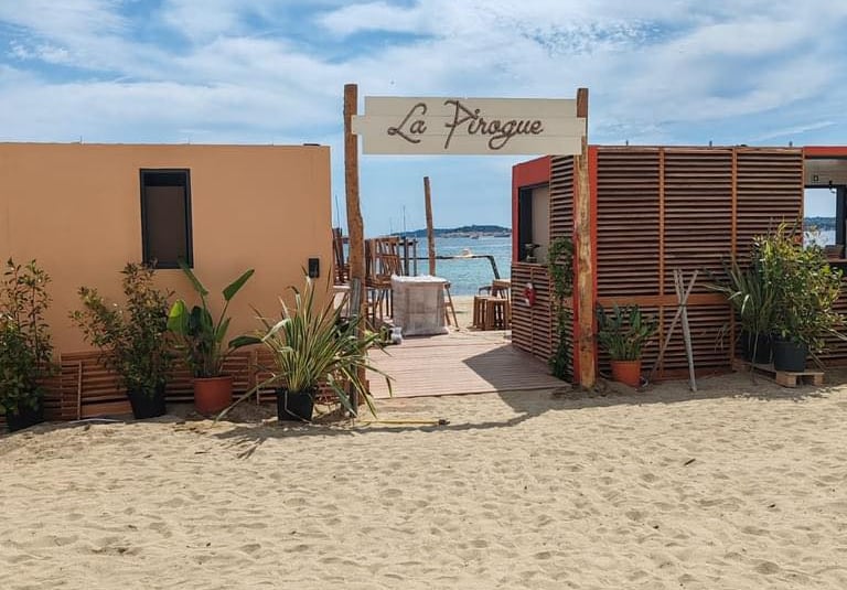 Entrée de la plage de la plage privé et restaurant La Pirogue Plage