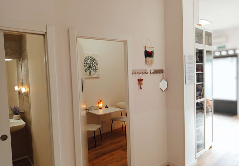 Espacio de terapias acogedor con baño adaptado