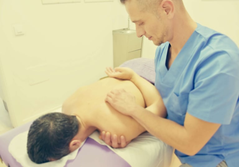 Masajista integrativo técnicas de movilidad escapular - Espacio SitaRam Alcobendas Madrid