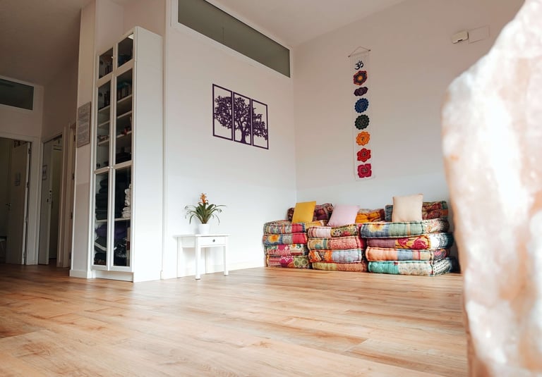 Sala con office para charlas y talleres holísticos - Espacio SitaRam Alcobendas Madrid