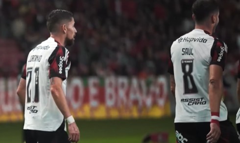 Jorginho em campo ao lado de Saúl. A dupla ideal do meio-campo do Mengão?