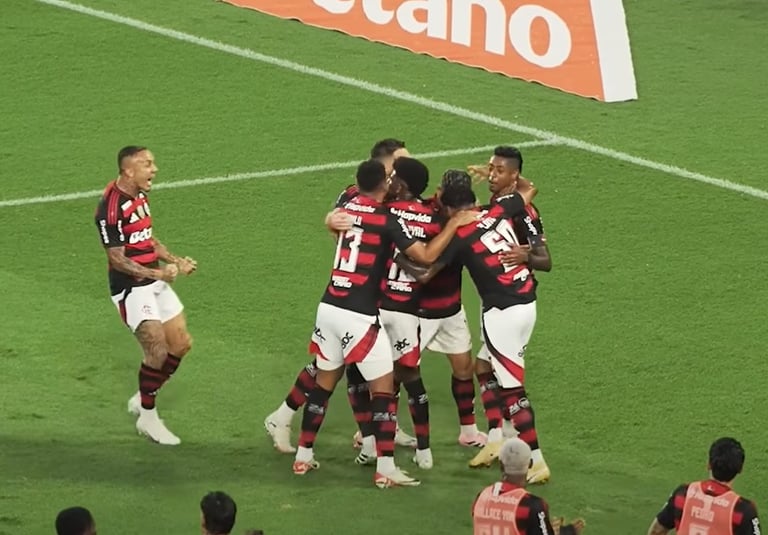 Jogadores do Flamengo comemoram o gol contra o Vasco.