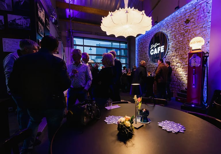 Ambiance chaleureuse d’un afterwork au Den Dem Café à Luxembourg avec échanges entre invités