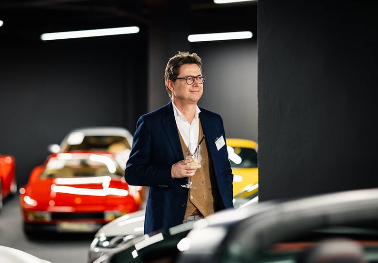 Invité lors d’un cocktail d’entreprise à Luxembourg dans un showroom de voitures de prestige.
