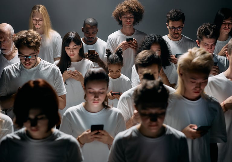groupe de personne regardant leur smartphone