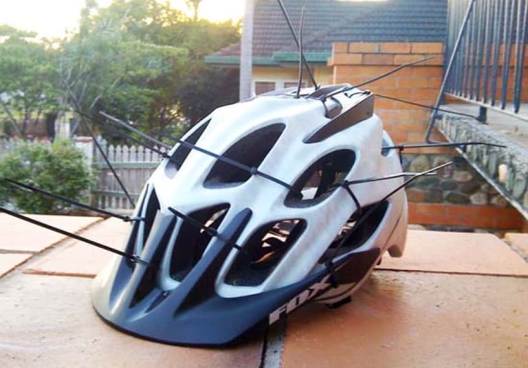 Casco de ciclista para espantar pájaros