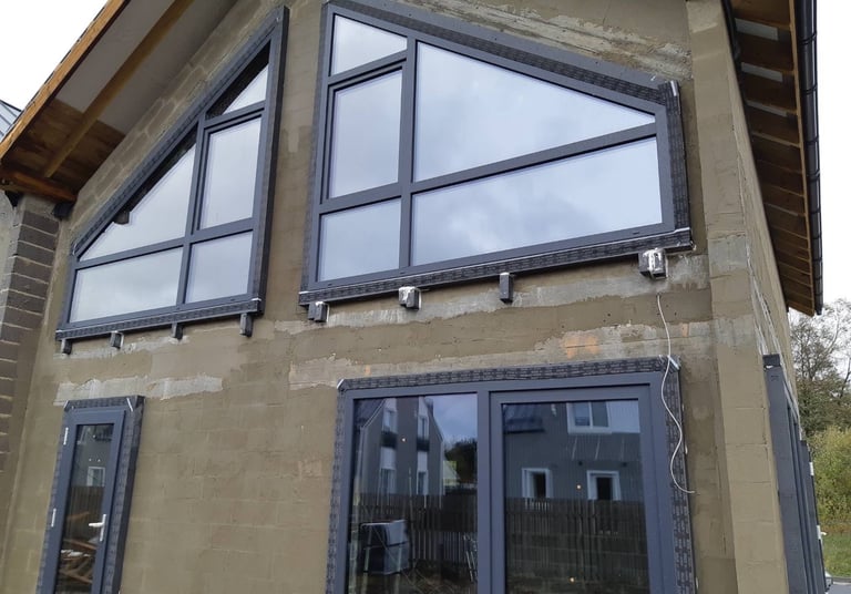 Langai A++ klasės namams . Termoprofiliai montavimui apšiltinamajame sluoksnyje .