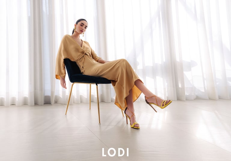 Modelo sentada con tacones de Lodi Shoes