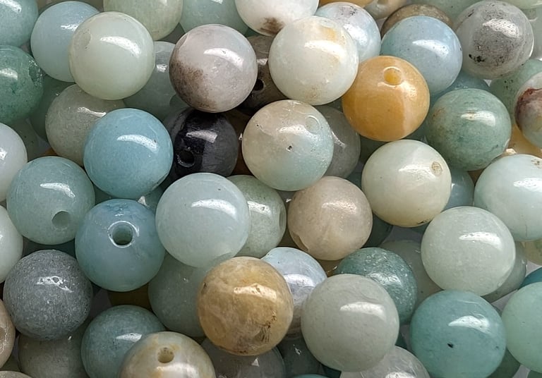 Perles en Amazonite de Chine aux tons bleu-vert très clair et beige, avec des variations naturelles